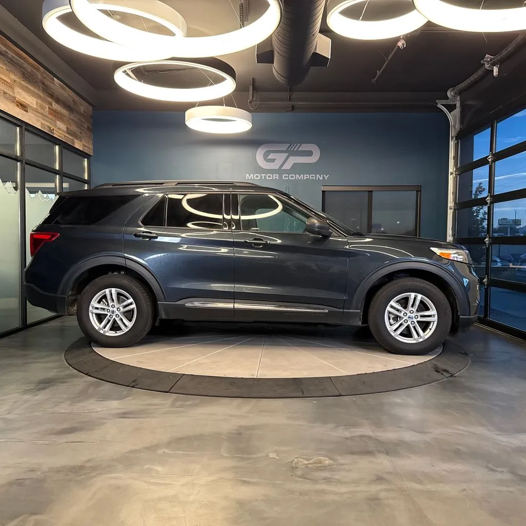 Ford Explorer photo 2