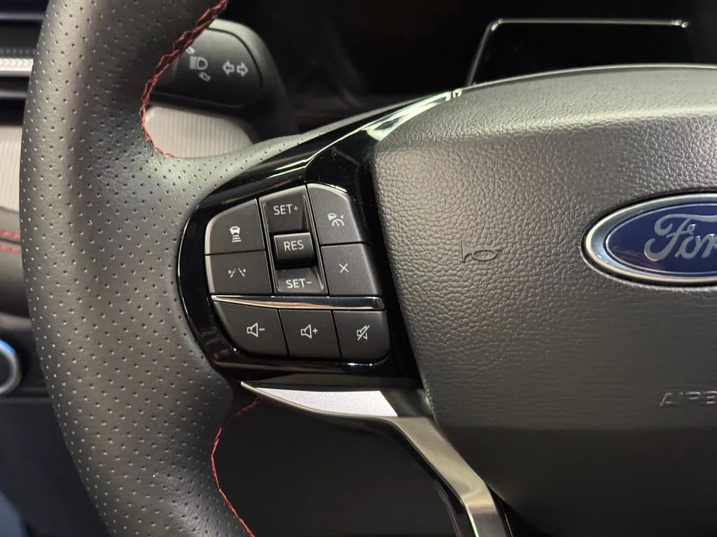 Ford Explorer photo 11