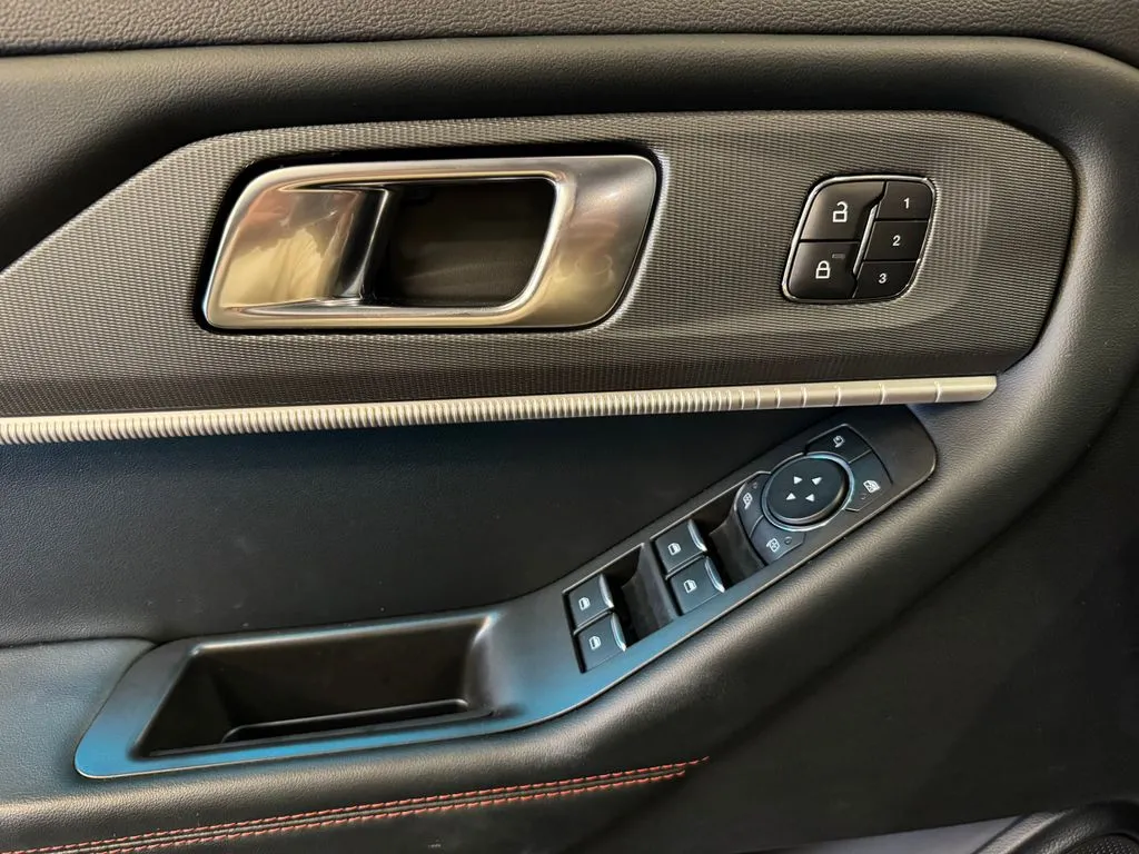 Ford Explorer photo 19