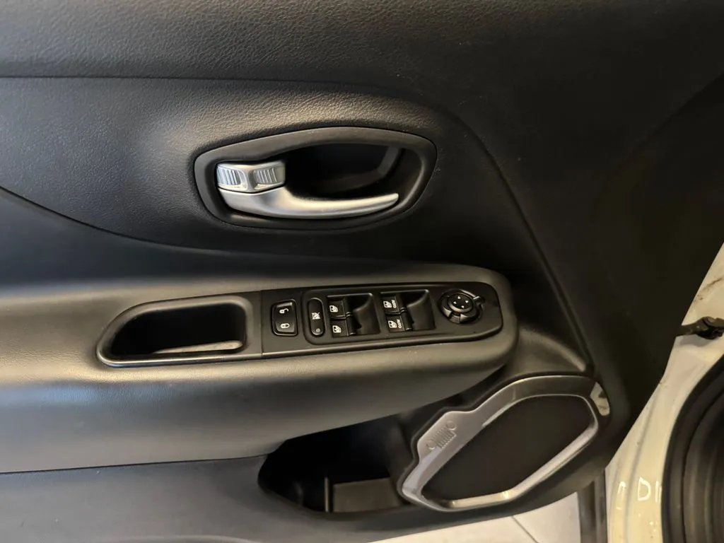 Jeep Renegade photo 19