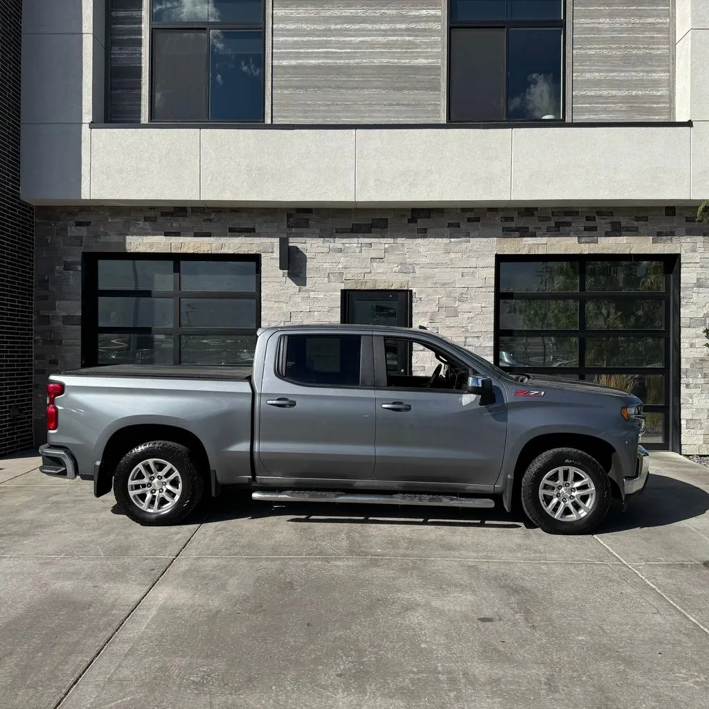 Chevrolet Silverado photo 2