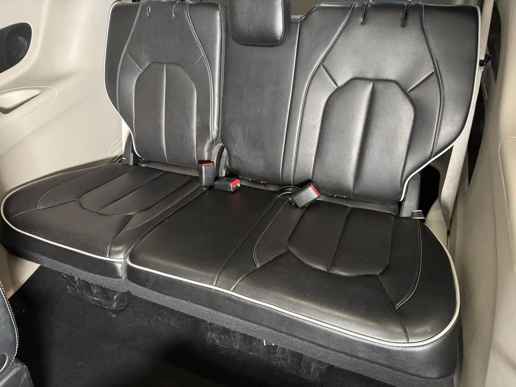 Chrysler Pacifica photo 22