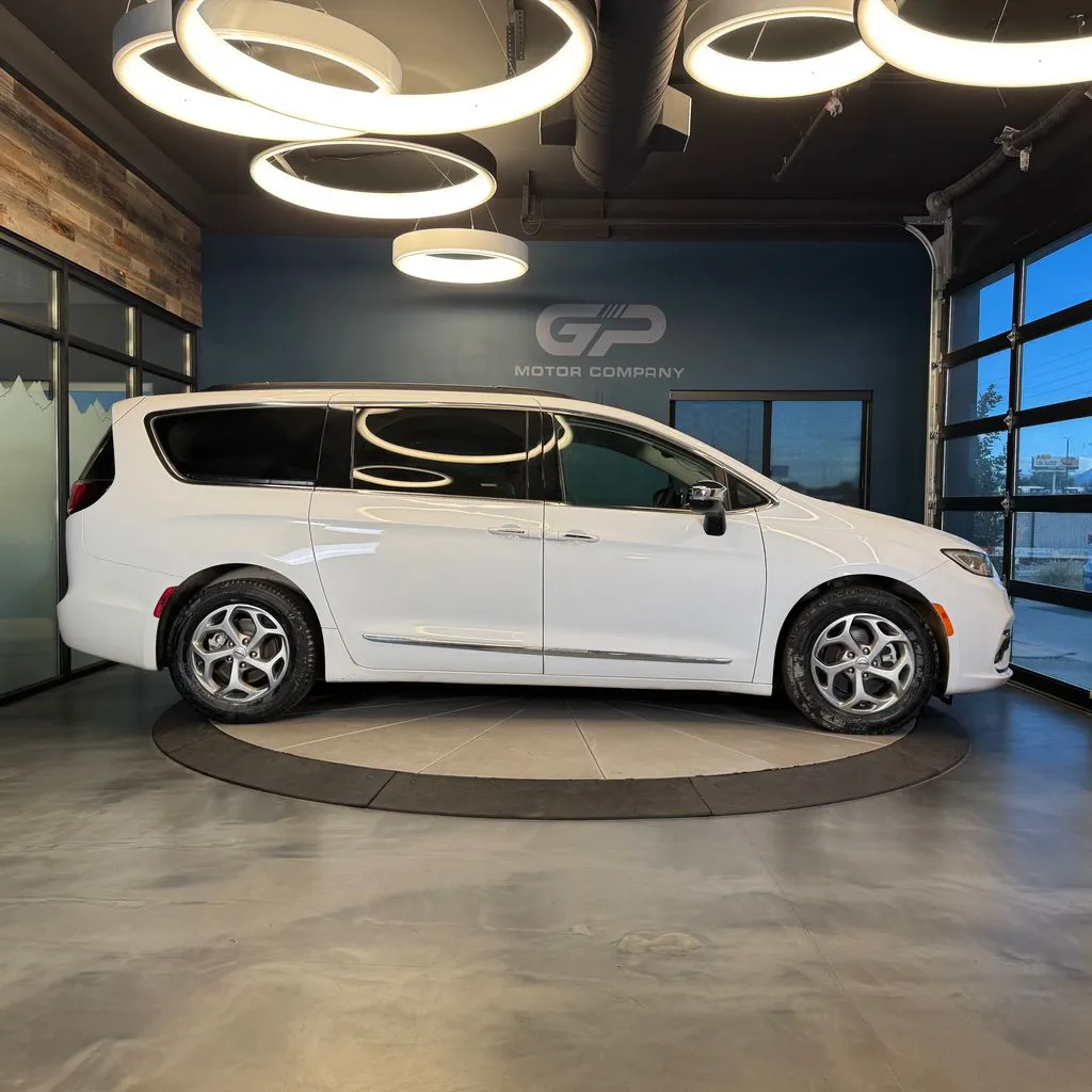 Chrysler Pacifica photo 2