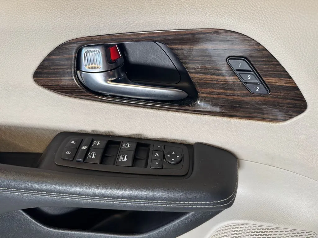 Chrysler Pacifica photo 19