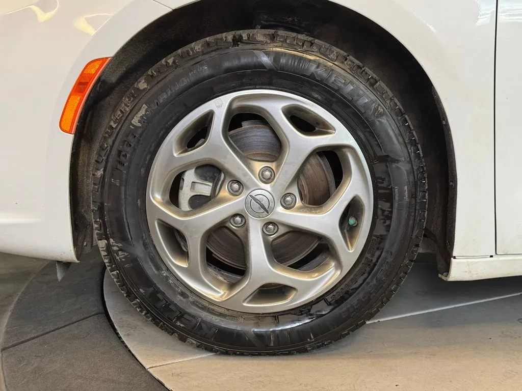 Chrysler Pacifica photo 26