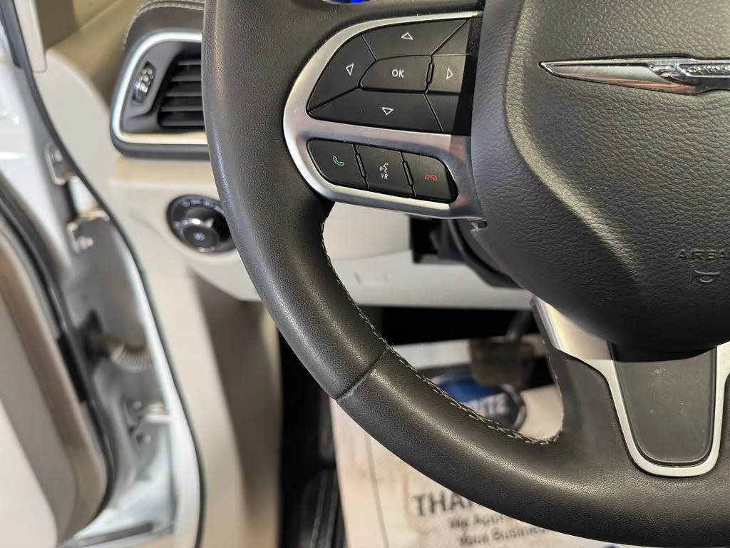 Chrysler Pacifica photo 11