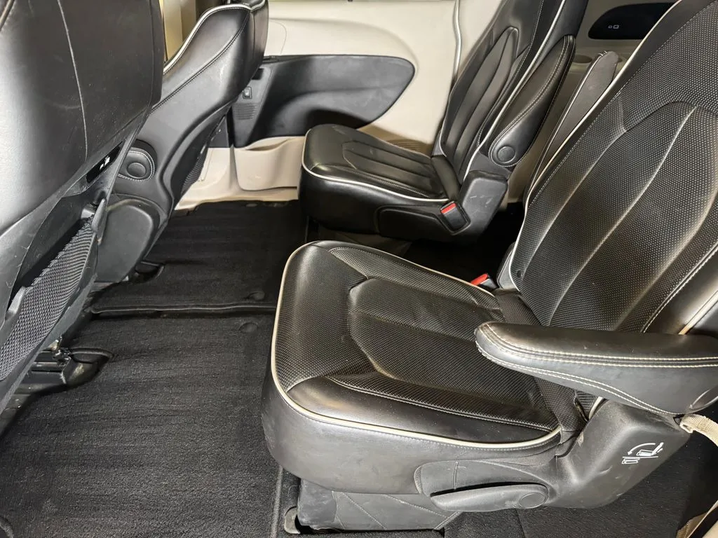 Chrysler Pacifica photo 21
