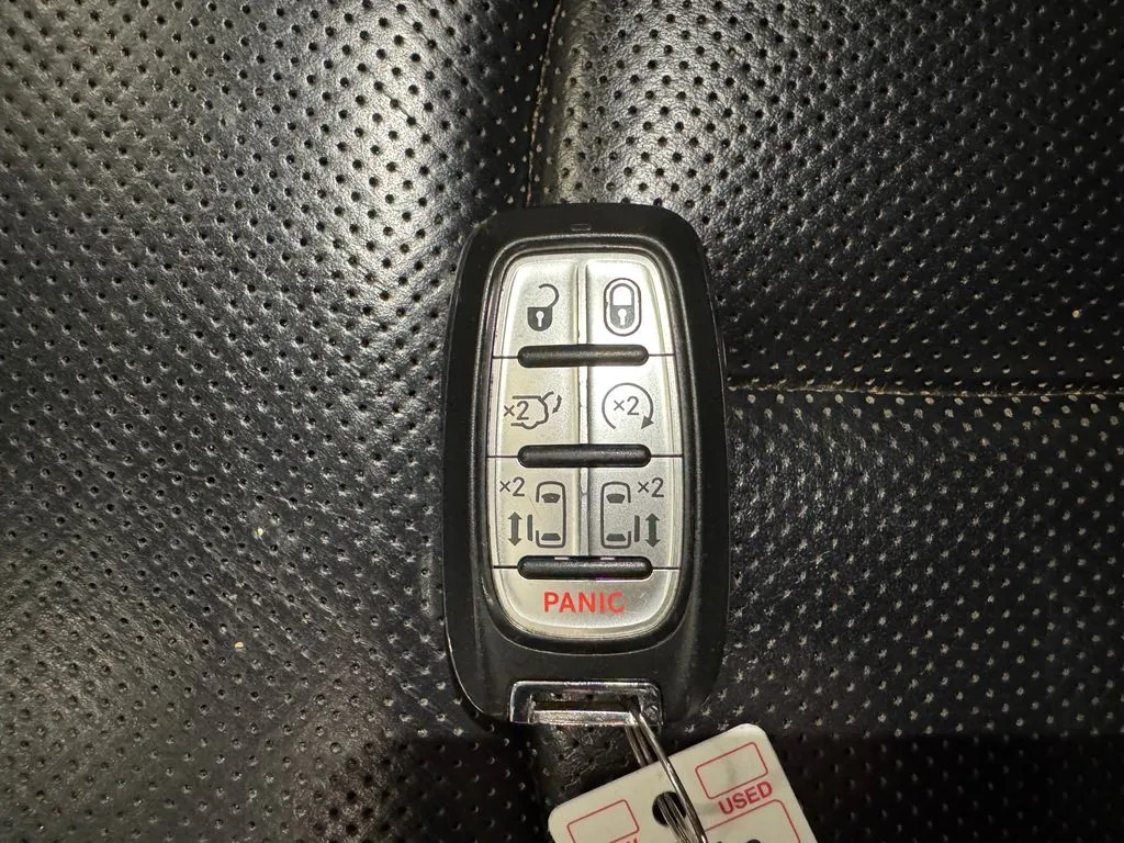 Chrysler Pacifica photo 17