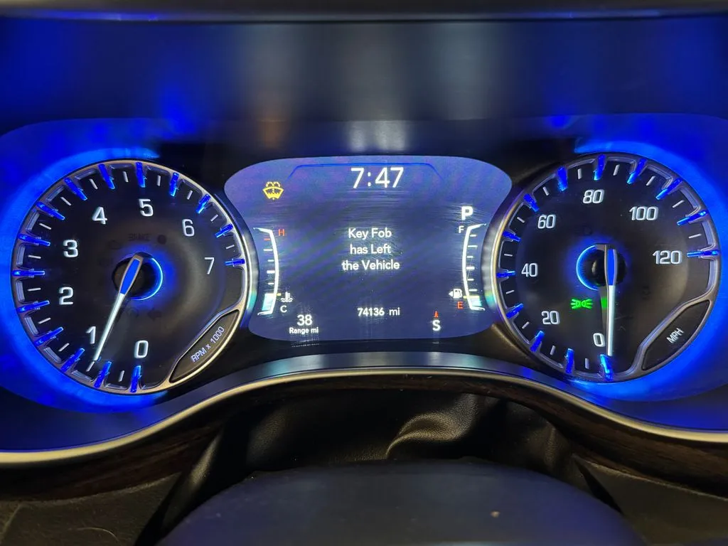 Chrysler Pacifica photo 10