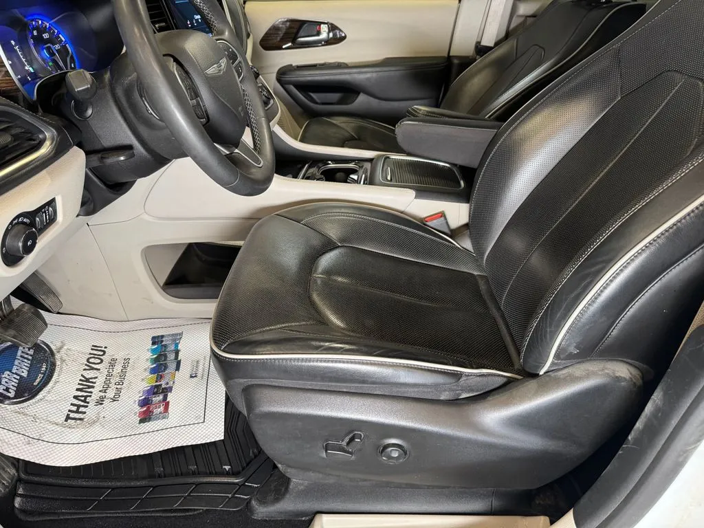 Chrysler Pacifica photo 20