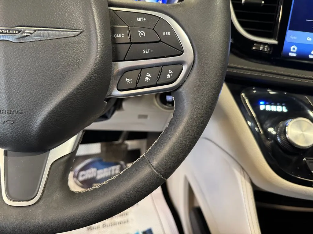 Chrysler Pacifica photo 12