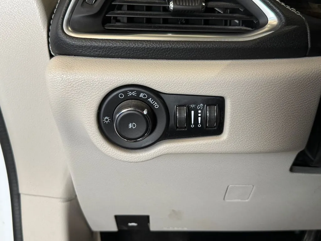 Chrysler Pacifica photo 18