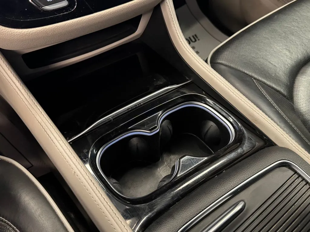 Chrysler Pacifica photo 16