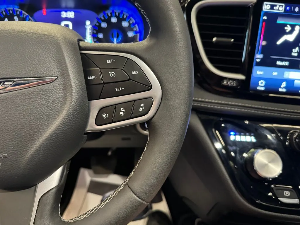 Chrysler Pacifica photo 13