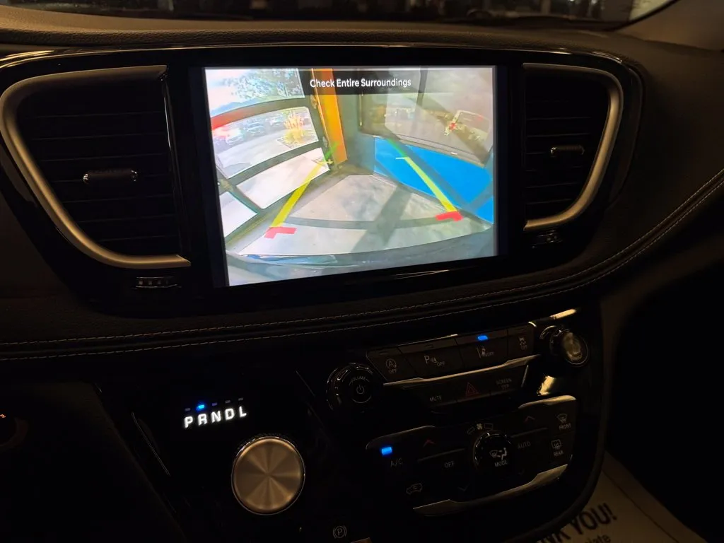 Chrysler Pacifica photo 15