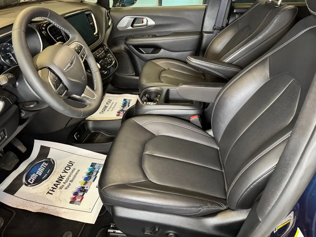 Chrysler Pacifica photo 21