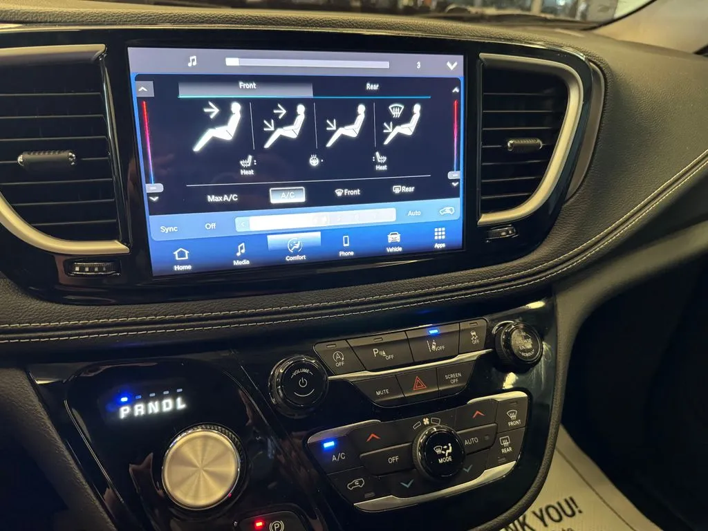 Chrysler Pacifica photo 16