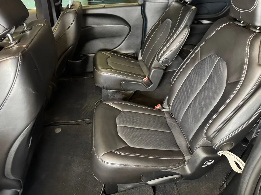 Chrysler Pacifica photo 22