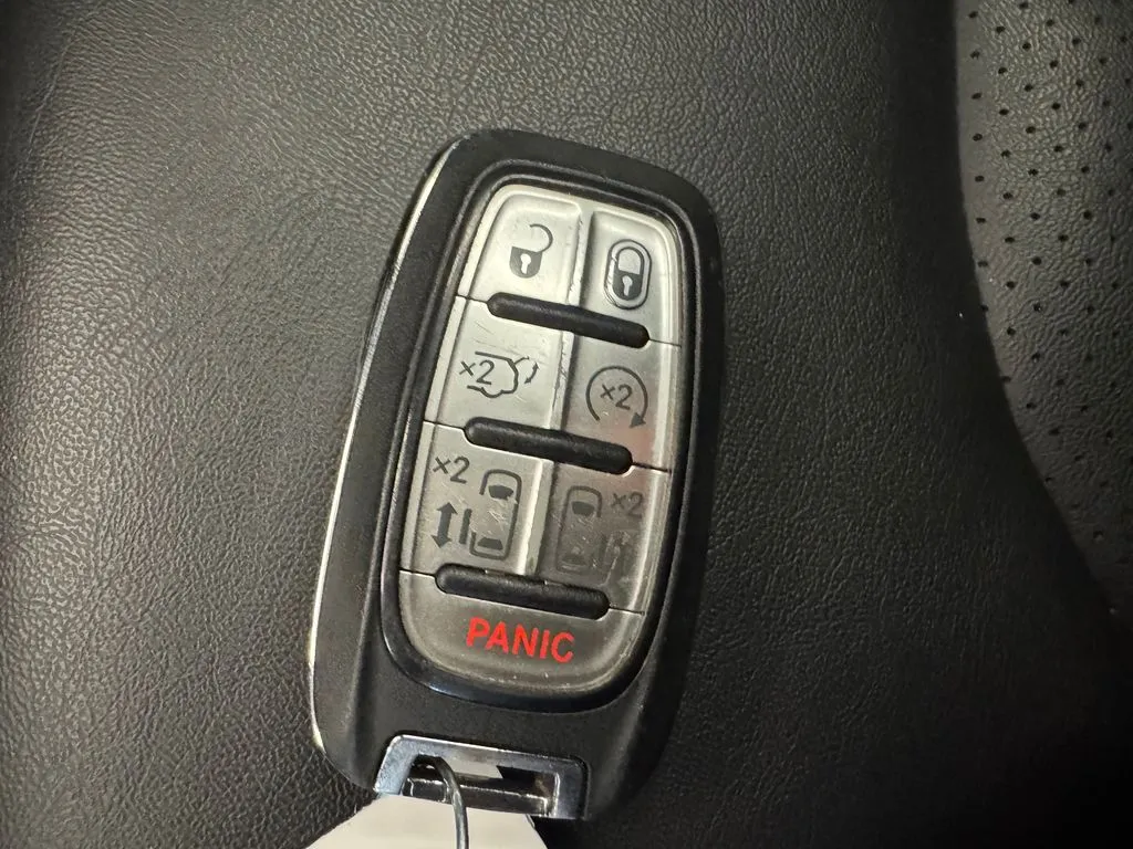 Chrysler Pacifica photo 18