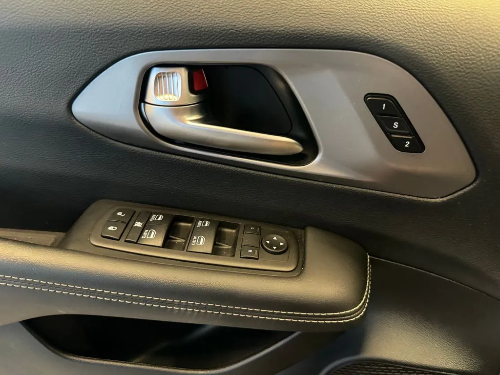 Chrysler Pacifica photo 20