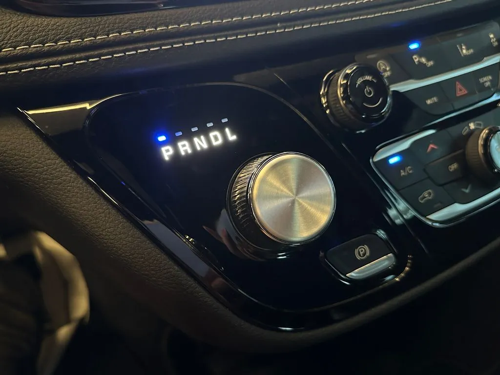 Chrysler Pacifica photo 17