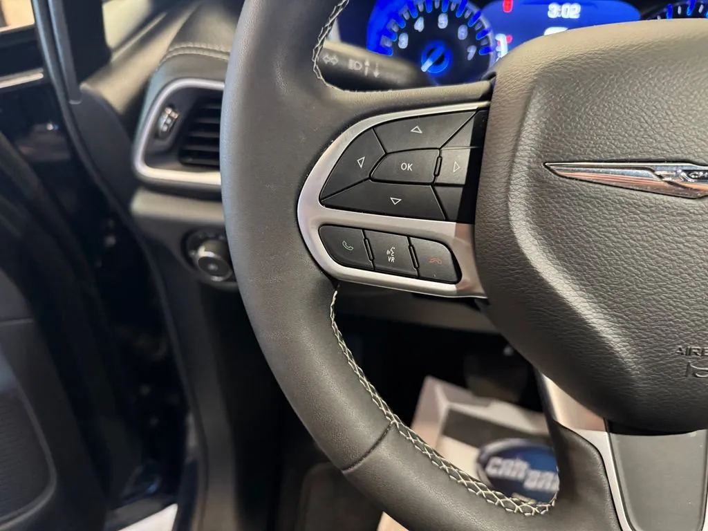 Chrysler Pacifica photo 12