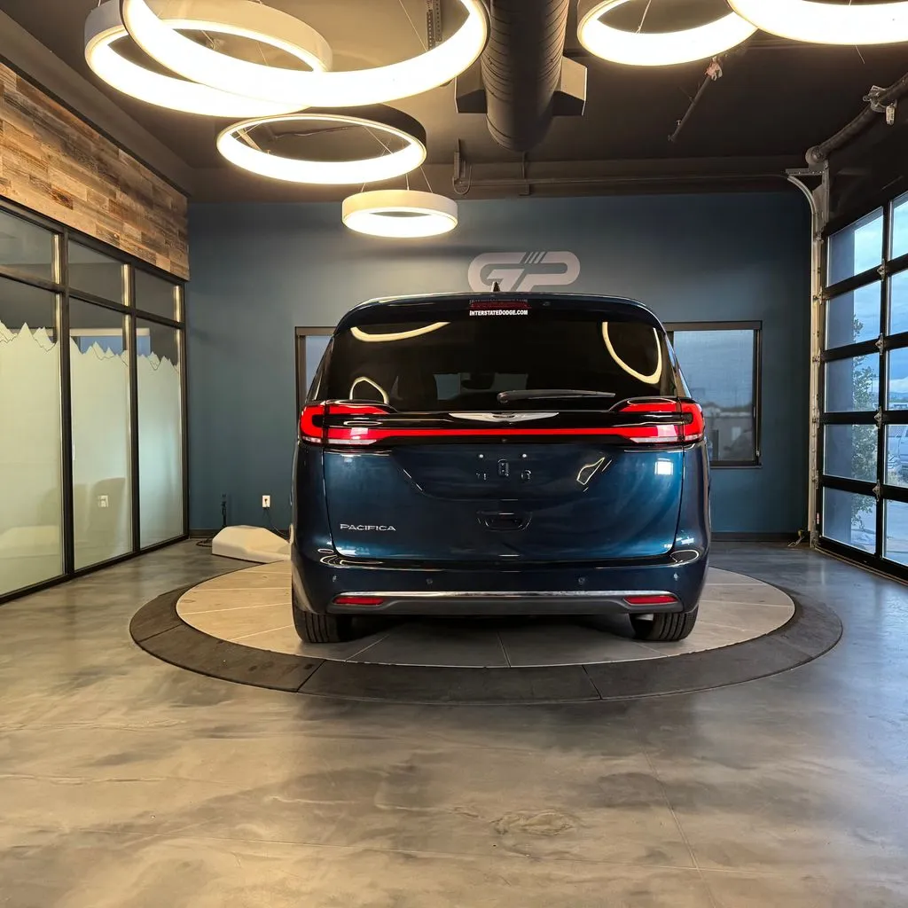 Chrysler Pacifica photo 4