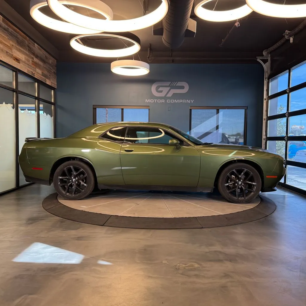 Dodge Challenger photo 2