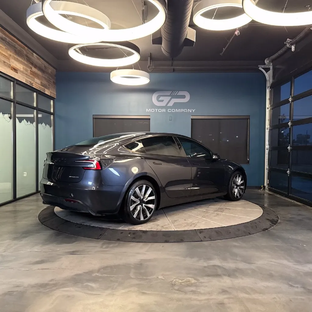 Tesla Model 3 photo 3