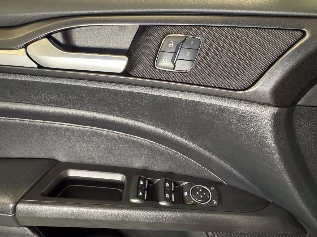 Ford Fusion photo 17