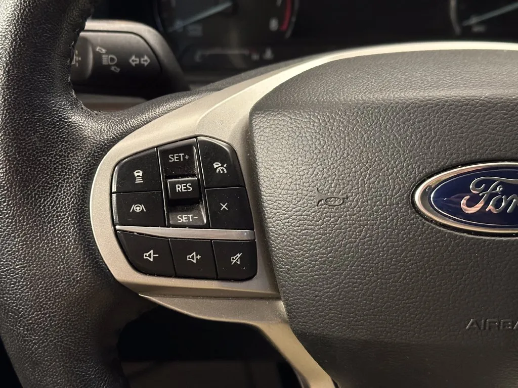Ford Explorer photo 11