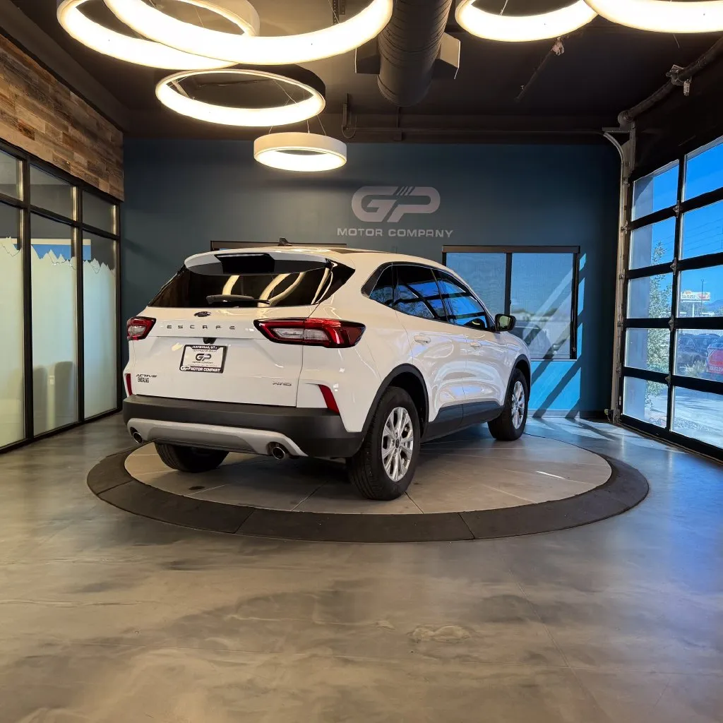 Ford Escape photo 3