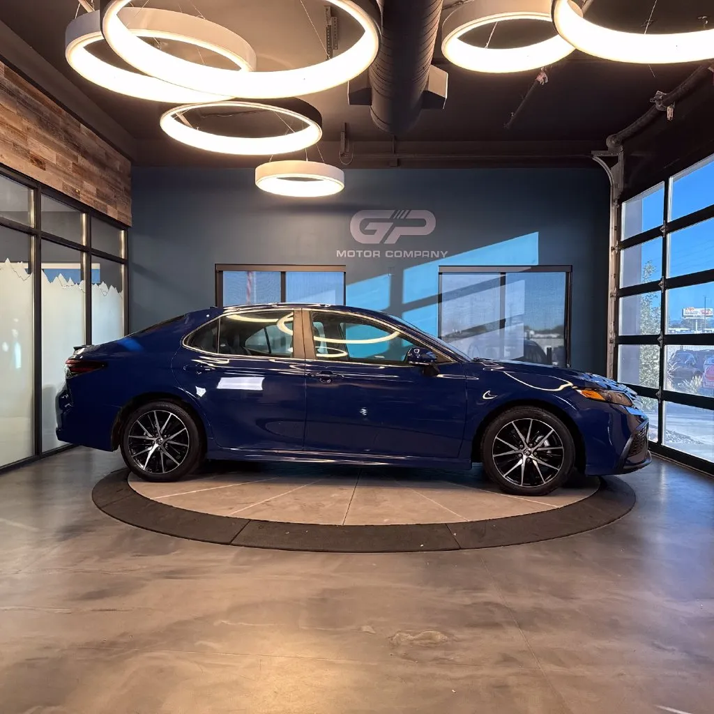 Toyota Camry photo 2