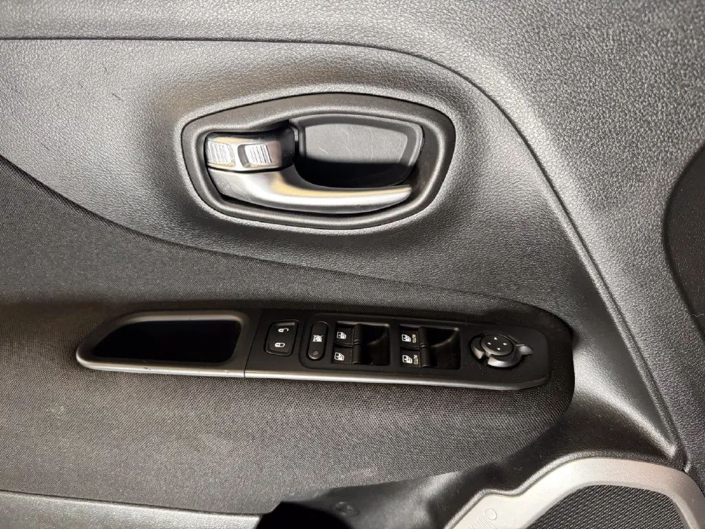 Jeep Renegade photo 19