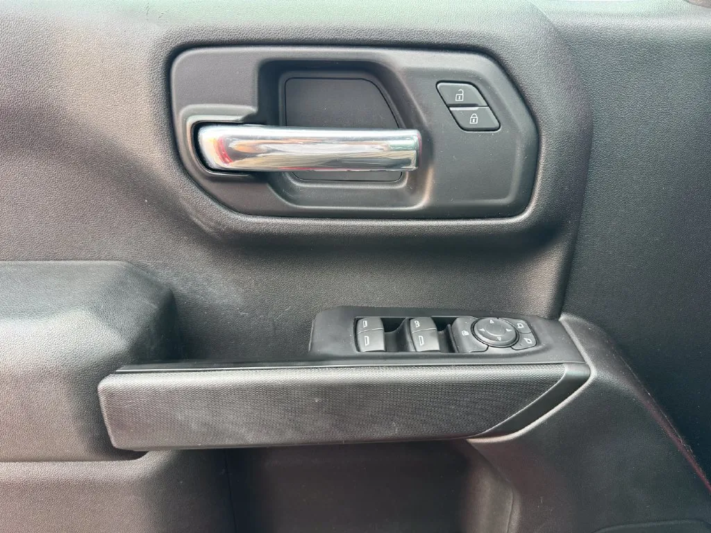 Chevrolet Silverado photo 18