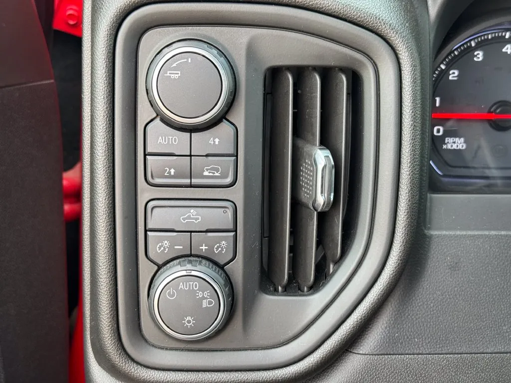 Chevrolet Silverado photo 17
