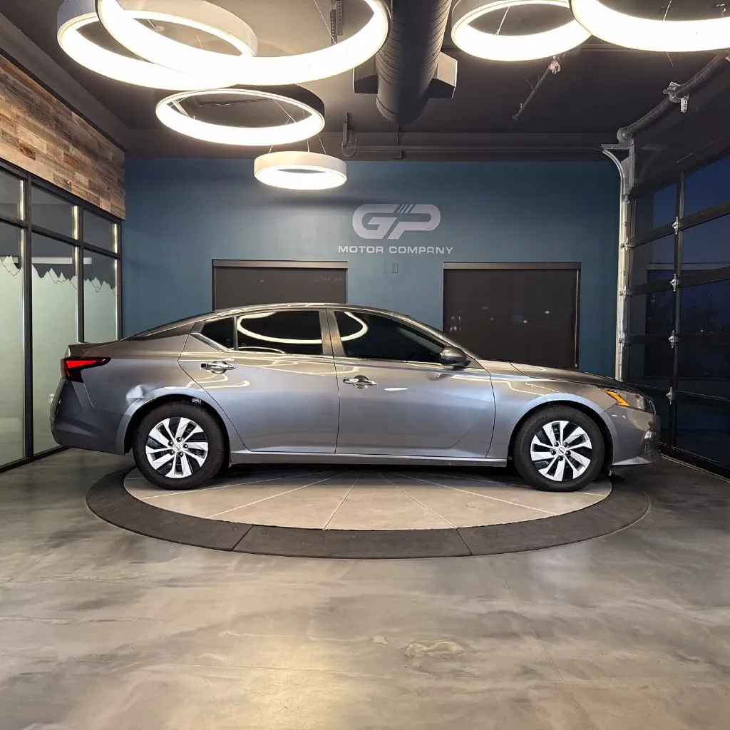Nissan Altima photo 2