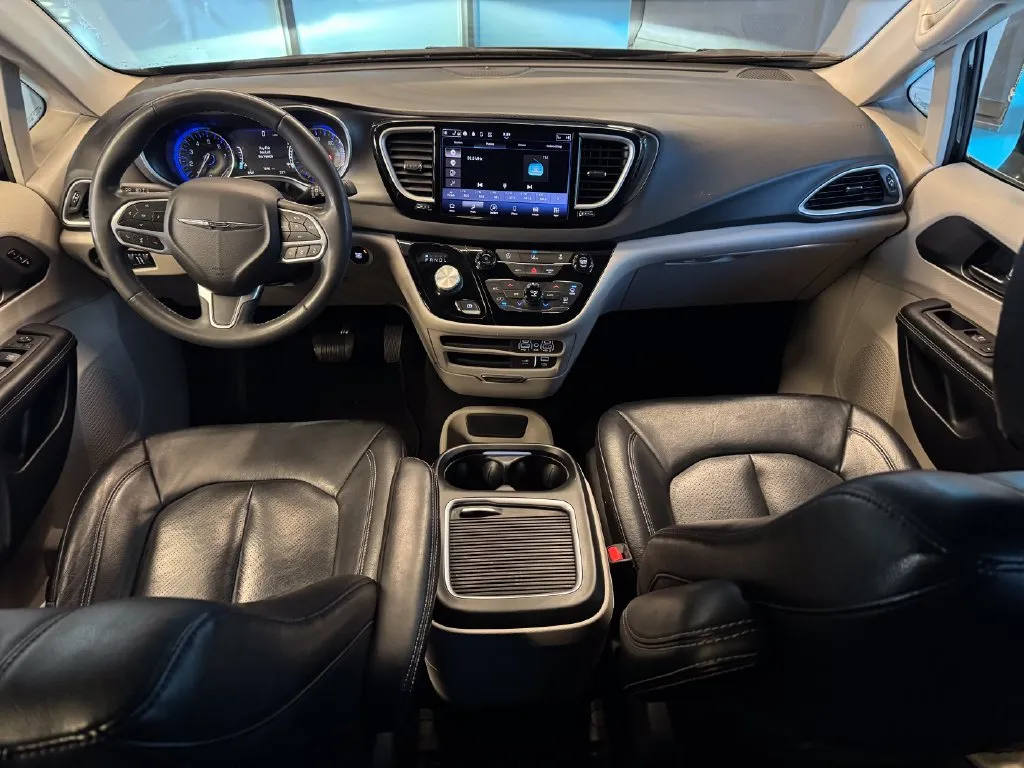 Chrysler Pacifica photo 9
