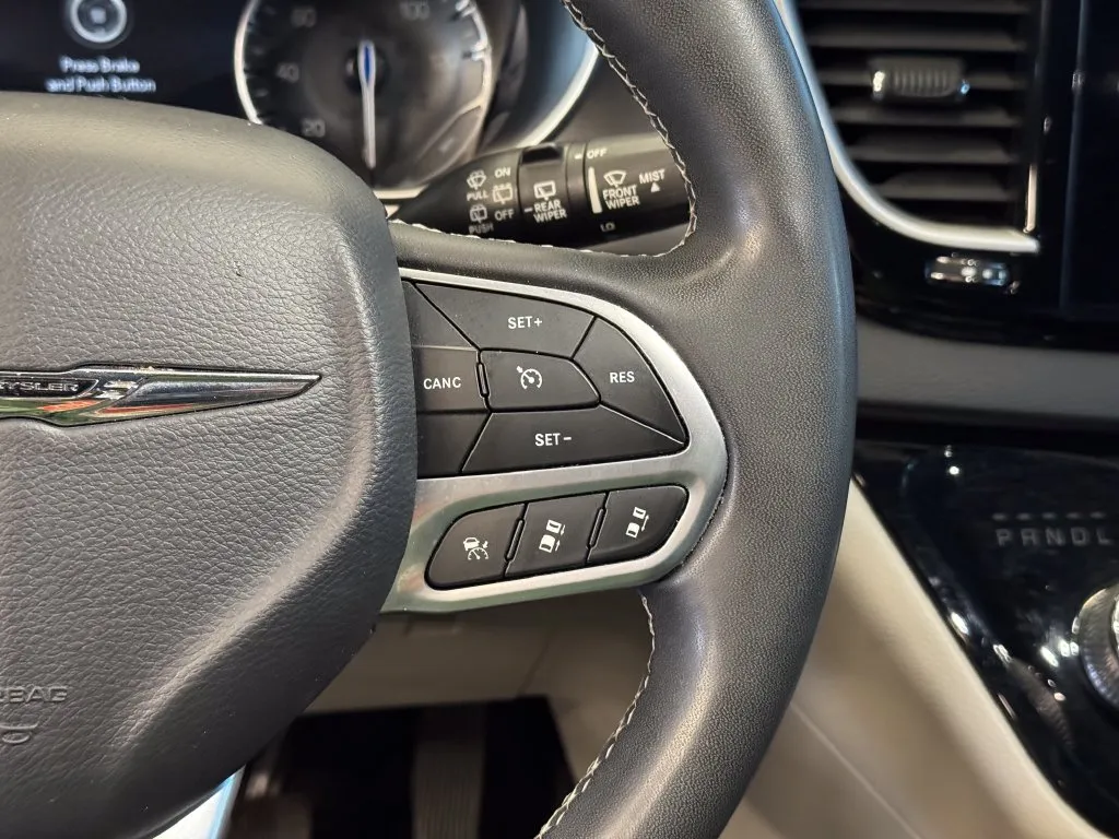 Chrysler Pacifica photo 12