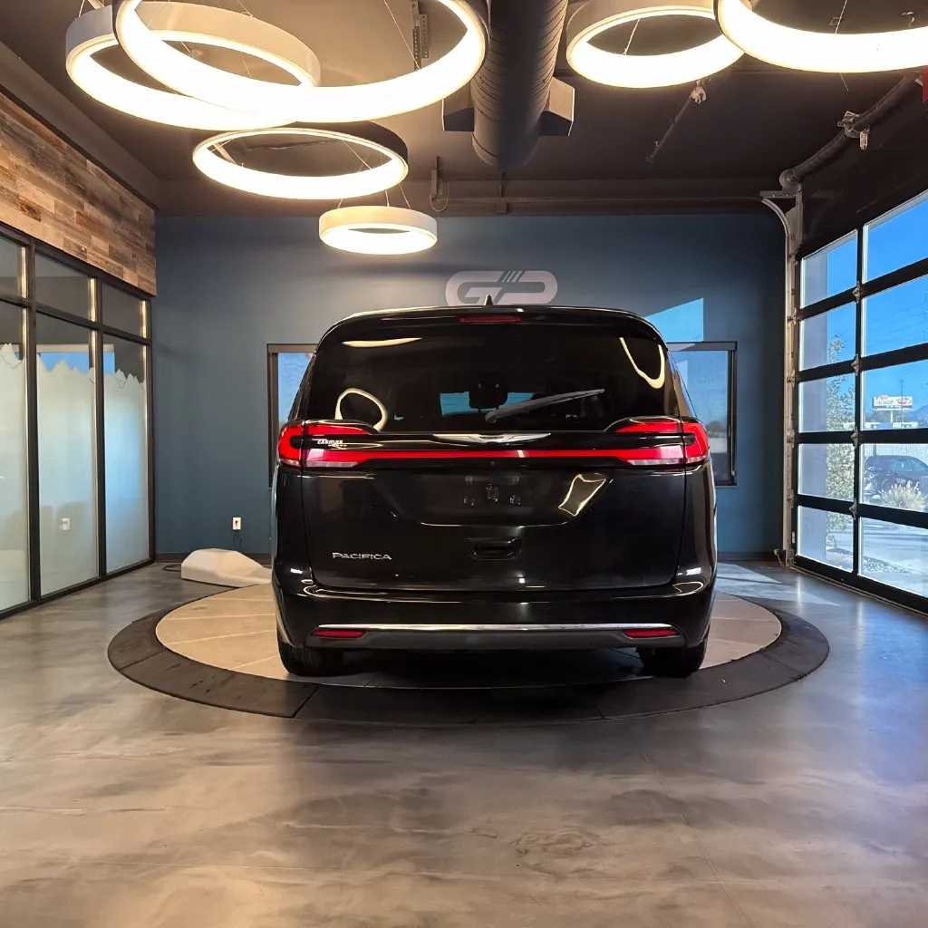 Chrysler Pacifica photo 4