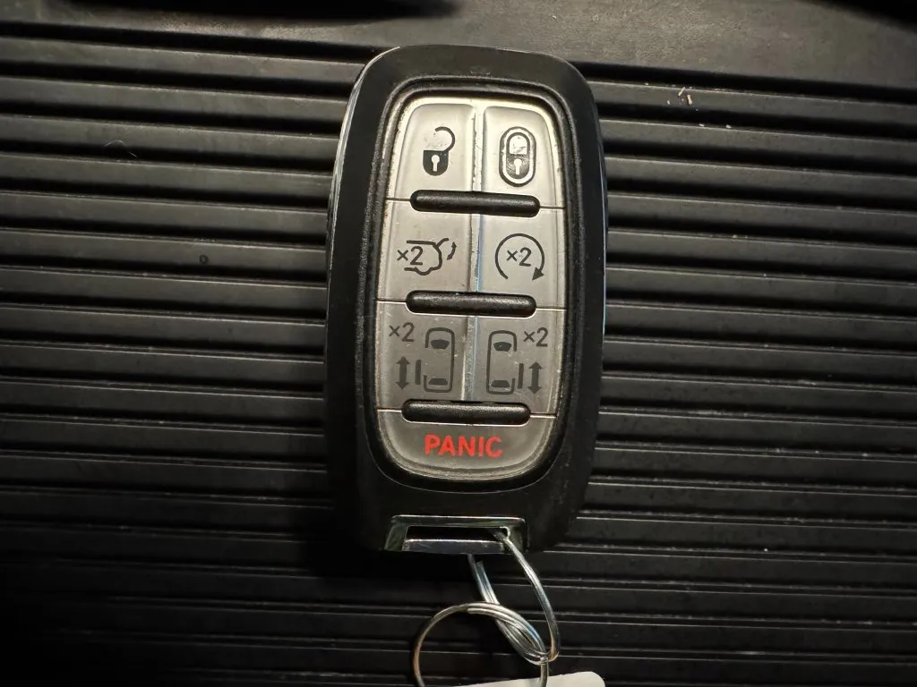 Chrysler Pacifica photo 16