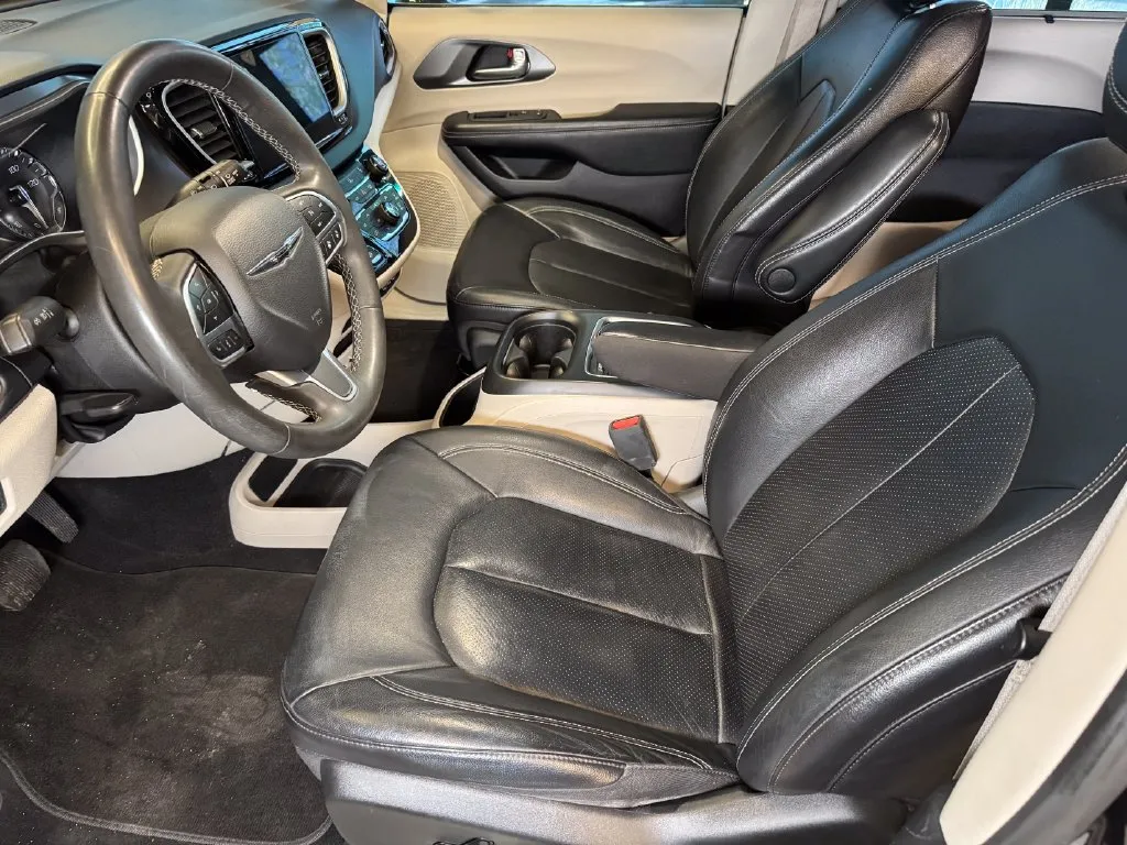 Chrysler Pacifica photo 19