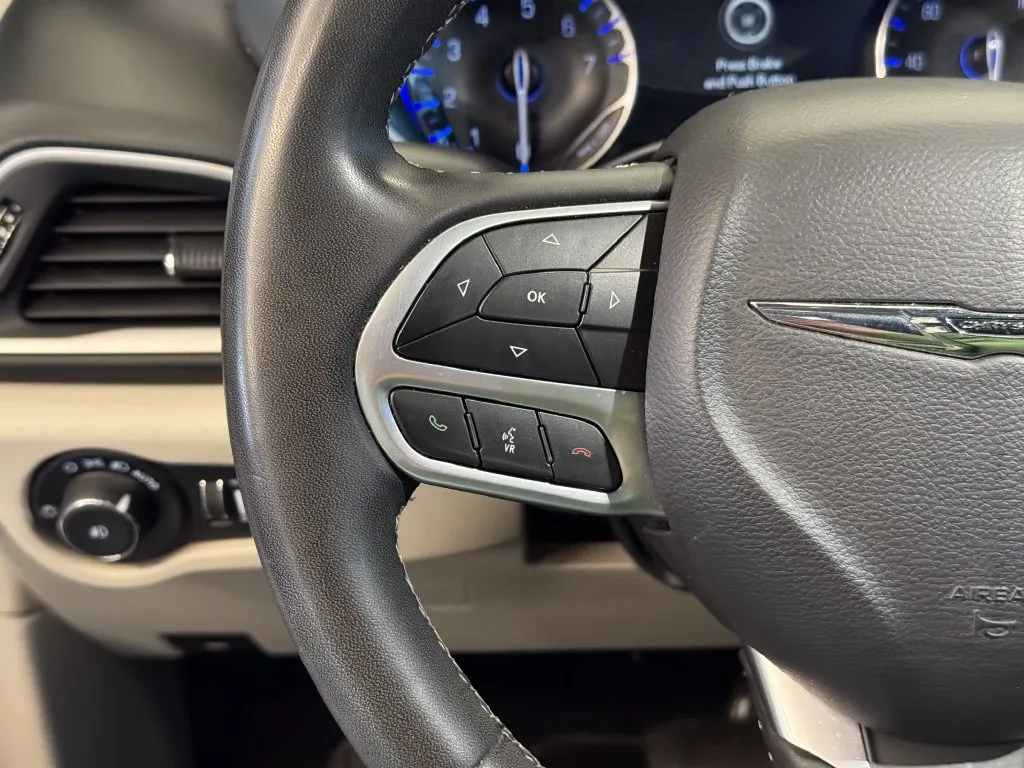Chrysler Pacifica photo 11