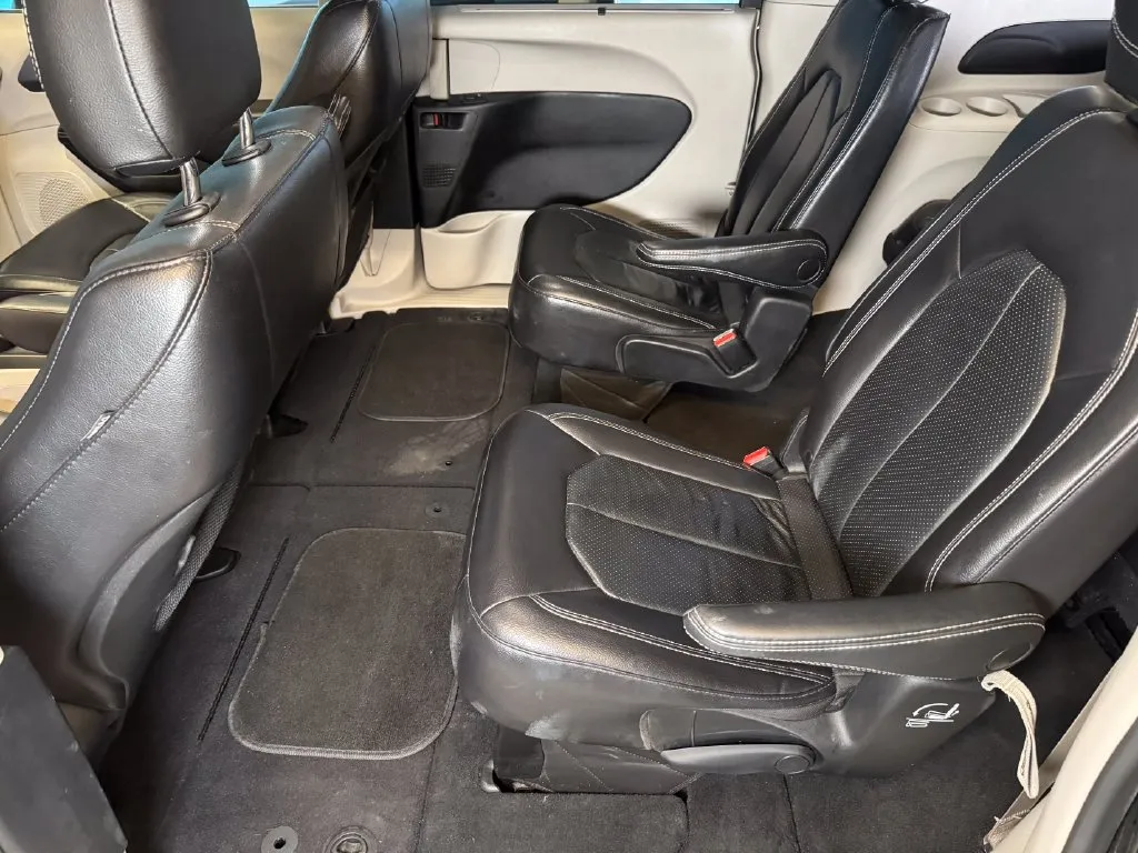 Chrysler Pacifica photo 20