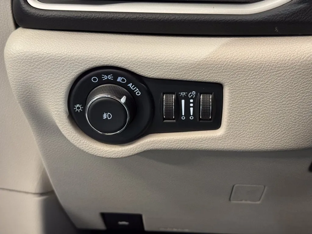 Chrysler Pacifica photo 17