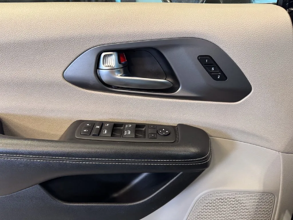 Chrysler Pacifica photo 18