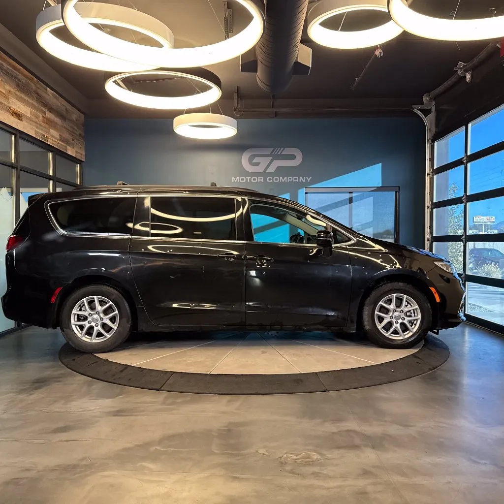 Chrysler Pacifica photo 2