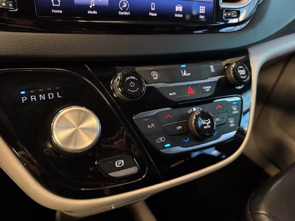 Chrysler Pacifica photo 15