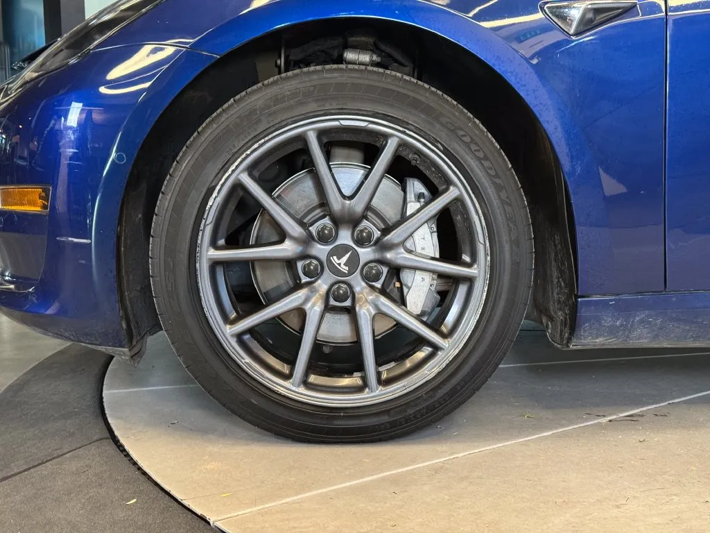 Tesla Model 3 photo 23