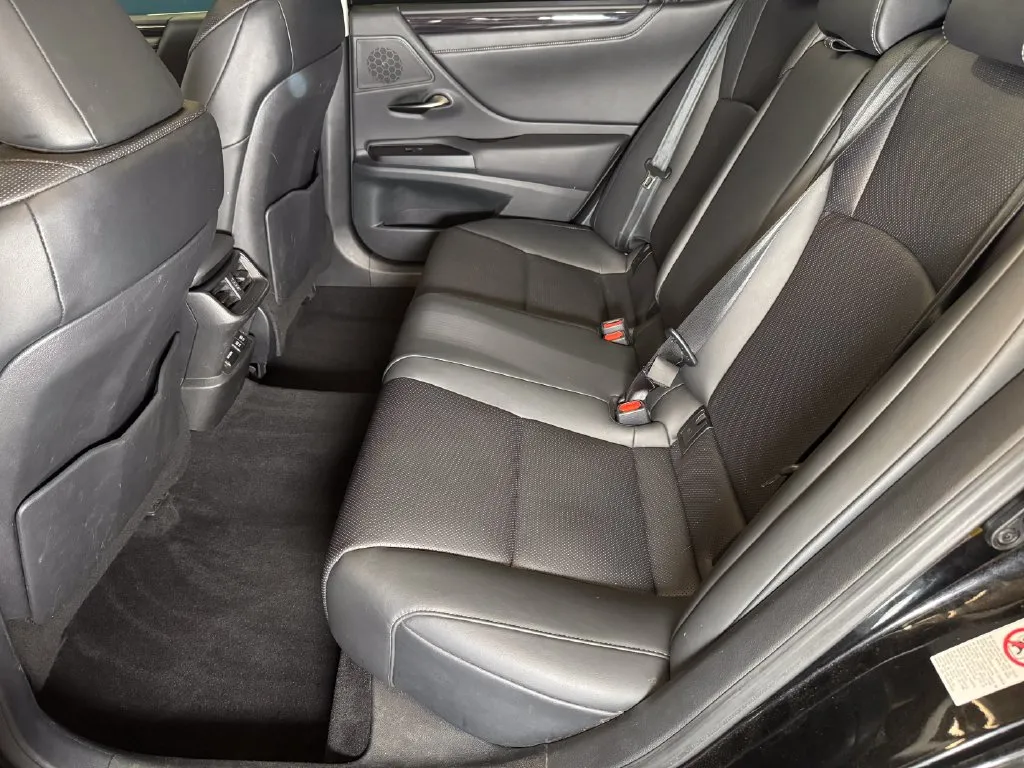 Lexus ES photo 20